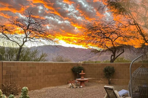 Dog-friendly desert home with mountain views, enclosed yard, grill, W/D, and AC