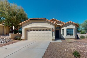 Exterior - Dog-friendly desert home with mountain views, enclosed yard, grill, W/D, and AC (Oro Valley)