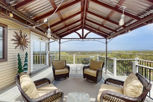 Dog-friendly home with valley views, balcony, grill, streaming, washer/dryer, AC