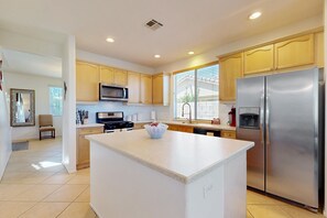 Fridge, microwave, oven, stovetop - Beautiful house with private pool, pool table and outdoor firepit (Indio)
