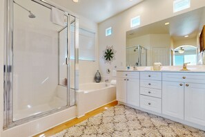 Shower, hair dryer, towels - Beautiful house with private pool, pool table and outdoor firepit (Indio)