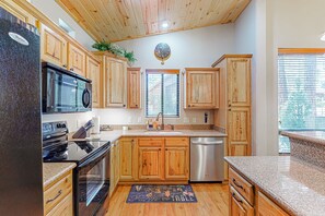 Fridge, microwave, oven, stovetop - Charming mtn-view townhouse w/fireplace, patio, grill, streaming, washer/dryer (Show Low)