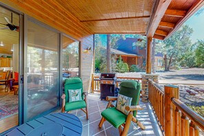 Terrace/patio - Charming mtn-view townhouse w/fireplace, patio, grill, streaming, washer/dryer (Show Low)