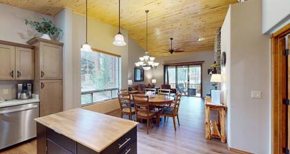 Charming mtn-view townhouse w/fireplace, patio, grill, streaming, washer/dryer