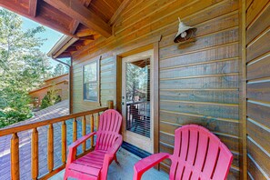 Property grounds - Charming mtn-view townhouse w/fireplace, patio, grill, streaming, washer/dryer (Show Low)