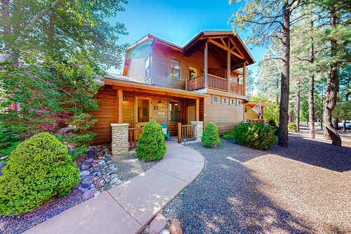 Charming mtn-view townhouse w/fireplace, patio, grill, streaming, washer/dryer