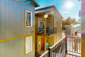 Property grounds - Modern, two-story condo with balcony - near downtown, NAU & great trails (Flagstaff)