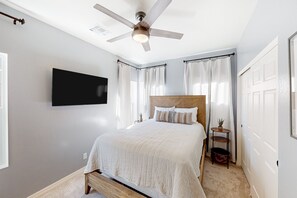 2 bedrooms, iron/ironing board, free WiFi, bed sheets - Modern, two-story condo with balcony - near downtown, NAU & great trails (Flagstaff)