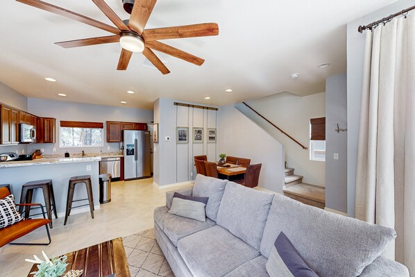 Smart TV - Modern, two-story condo with balcony - near downtown, NAU & great trails (Flagstaff)