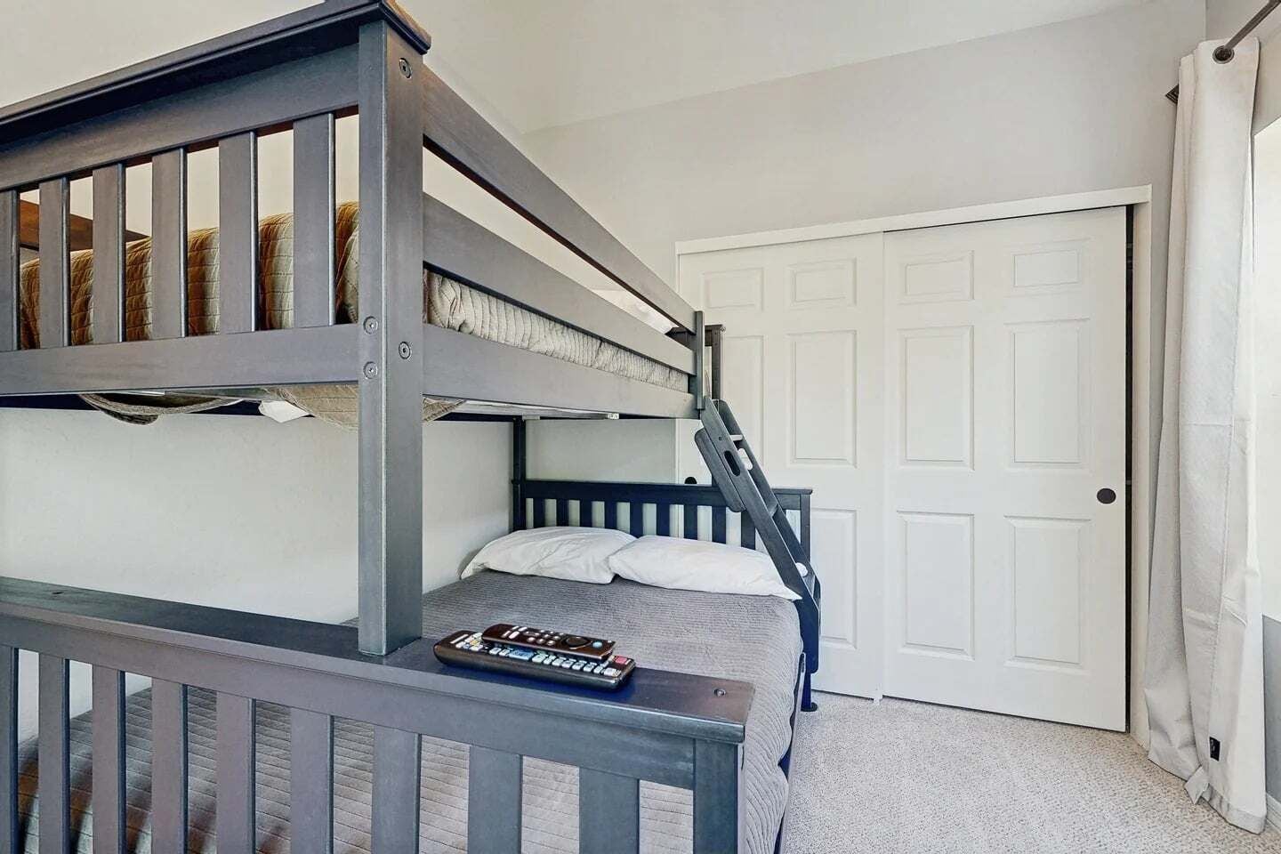 2 bedrooms, iron/ironing board, WiFi (free), bed sheets