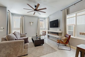 Smart TV - Modern, two-story condo with balcony - near downtown, NAU & great trails (Flagstaff)