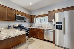 Coffee/tea maker, fridge, microwave, oven - Modern, two-story condo with balcony - near downtown, NAU & great trails (Flagstaff)