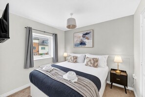 3 bedrooms, desk, iron/ironing board, travel cot - Stylish House • Excellent Location • Free Parking • Super-Fast Wifi • Yoko Property (Milton Keynes)