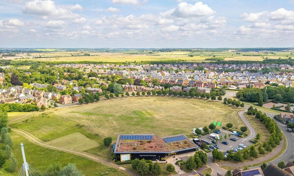 Exterior - Stylish House • Excellent Location • Free Parking • Super-Fast Wifi • Yoko Property (Milton Keynes)