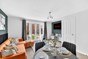 TV - Stylish House • Excellent Location • Free Parking • Super-Fast Wifi • Yoko Property (Milton Keynes)