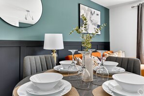 Dining - Stylish House • Excellent Location • Free Parking • Super-Fast Wifi • Yoko Property (Milton Keynes)