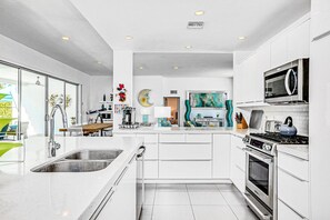 Fridge, microwave, oven, stovetop - Bright mid-century modern home w/ private pool and spa, gas grill, dogs welcome (Palm Springs)
