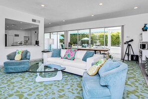 Smart TV, fireplace, DVD player, ping pong - Bright mid-century modern home w/ private pool and spa, gas grill, dogs welcome (Palm Springs)
