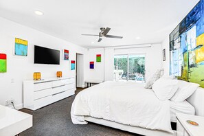 3 bedrooms, iron/ironing board, free WiFi, bed sheets - Bright mid-century modern home w/ private pool and spa, gas grill, dogs welcome (Palm Springs)