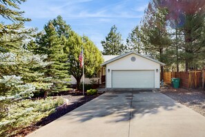 Property grounds - Dog-friendly home w/ covered patio, bbq grill, fenced yard, & central AC (Show Low)