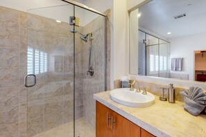 Shower, hair dryer, towels - Relaxing home with shared pool, outdoor fireplace & on-site golf - dogs OK (Palm Springs)