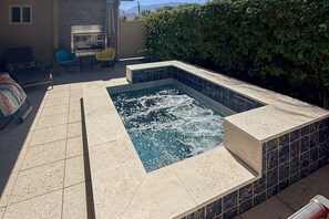Property grounds - Relaxing home with shared pool, outdoor fireplace & on-site golf - dogs OK (Palm Springs)