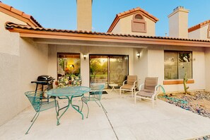 Outdoor dining - Tucson National #8689 | Townhouse in Tucson with pool, golf, hot tub, & W/D (Tucson)