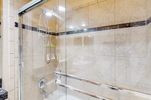 Shower, hair dryer, towels - Tucson National #8689 | Townhouse in Tucson with pool, golf, hot tub, & W/D (Tucson)