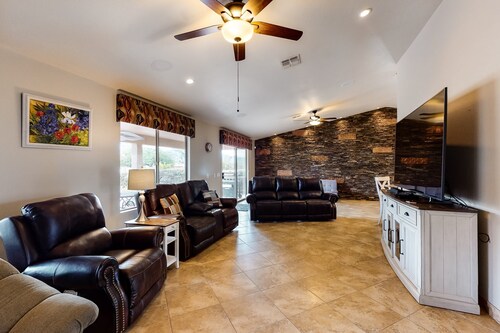 55+ Resort Home - Shared Pool & Hot Tub - WiFi, AC, Snowbird-Friendly, Dogs OK