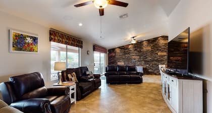 55+ Resort Home - Shared Pool & Hot Tub - WiFi, AC, Snowbird-Friendly, Dogs OK