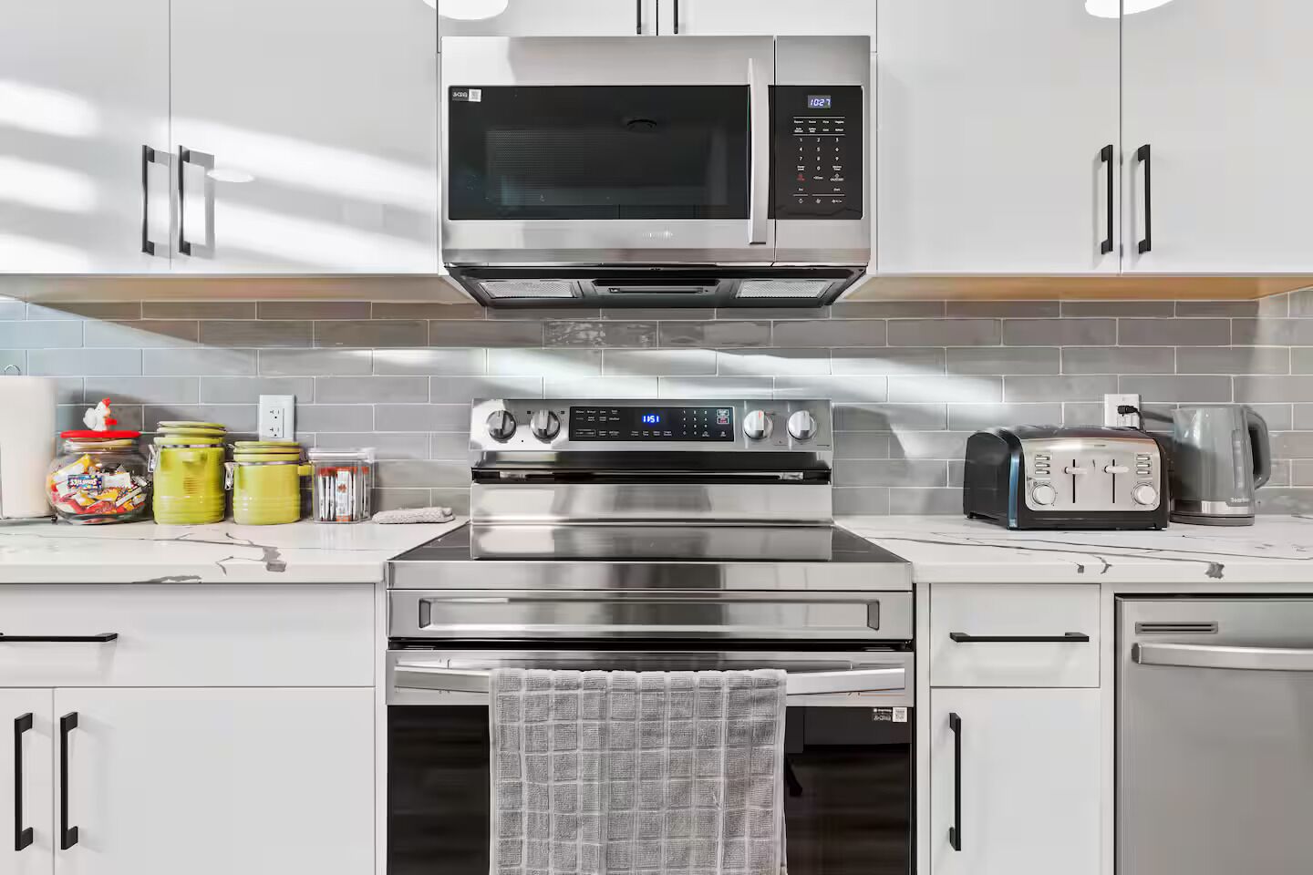 Frigorifero, microonde, forno, piano cottura