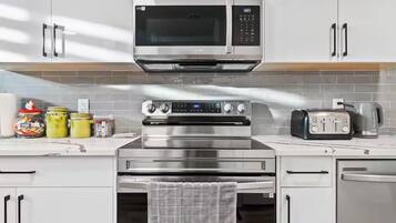 Frigorifero, microonde, forno, piano cottura