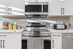 Jääkaappi, mikroaaltouuni, uuni, liesi