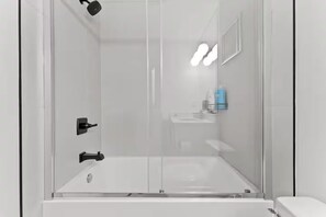 Sèche-cheveux, serviettes fournies, savon, shampoing