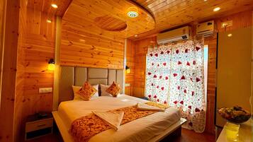 Laptop workspace, iron/ironing board, free WiFi