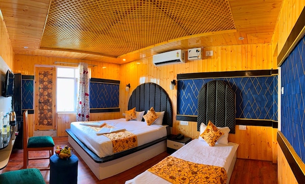 Deluxe Double Room, Air conditioning, Mountain View - Poets inn (Pahalgam)