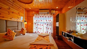 Family Double Room, Balcony, Mountain View - Poets inn (Pahalgam)