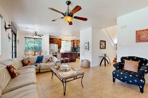 Smart TV, fireplace, DVD player, ping pong - Beautiful home with private pool, outdoor kitchen & enclosed yard (Indio)