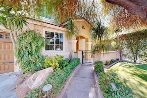 Exterior detail - Beautiful home with private pool, outdoor kitchen & enclosed yard (Indio)
