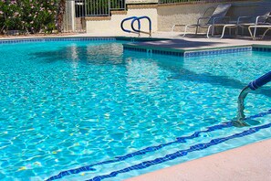 Pool - Spacious, second-floor condo w/shared outdoor pool & pool spa - dogs OK (Palm Springs)