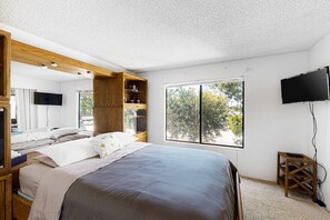 1 bedroom, iron/ironing board, free WiFi, bed sheets - Spacious, second-floor condo w/shared outdoor pool & pool spa - dogs OK (Palm Springs)