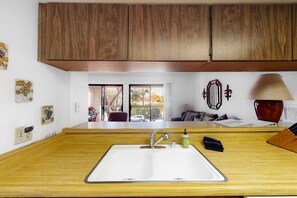 Interior - Spacious, second-floor condo w/shared outdoor pool & pool spa - dogs OK (Palm Springs)