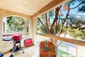 Property grounds - Spacious, second-floor condo w/shared outdoor pool & pool spa - dogs OK (Palm Springs)