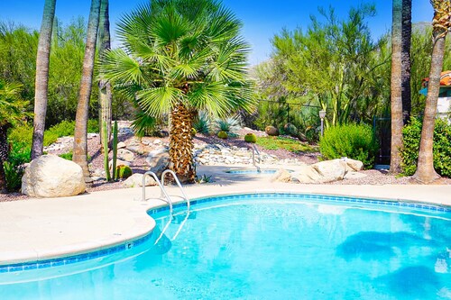 Charming first floor condo w/ shared heated pool, hot tub, tennis courts