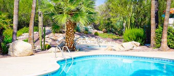 Charming first floor condo w/ shared heated pool, hot tub, tennis courts