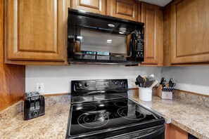 Fridge, microwave, oven, stovetop - Ventana Canyon gem with pool, hot tub, gym, desk, and free WiFi (Tucson)