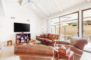 Smart TV, fireplace, DVD player - Light & bright getaway w/ private gas grill, shared pool, pool spa, & tennis (Palm Springs)