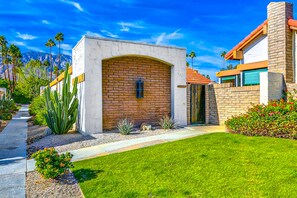 Property grounds - Light & bright getaway w/ private gas grill, shared pool, pool spa, & tennis (Palm Springs)