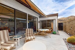 Outdoor dining - Light & bright getaway w/ private gas grill, shared pool, pool spa, & tennis (Palm Springs)