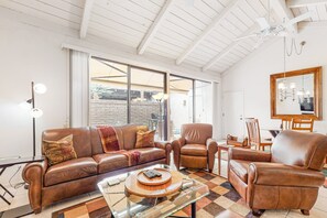 Smart TV, fireplace, DVD player - Light & bright getaway w/ private gas grill, shared pool, pool spa, & tennis (Palm Springs)
